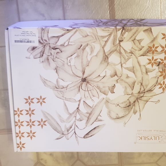 Lilysilk Silk Luxury Fitted Sheet 19 Momme Seamless Deep Pocket Twin, Light Plum - Picture 11 of 11